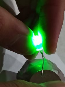 Probes attached to dull metal which is sodium. A green LED light is lit.